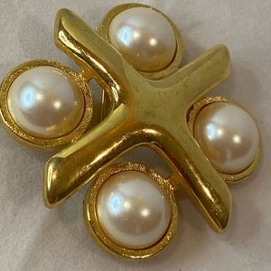 Vintage Monet Pearl Brooch Pin

Gold Tone